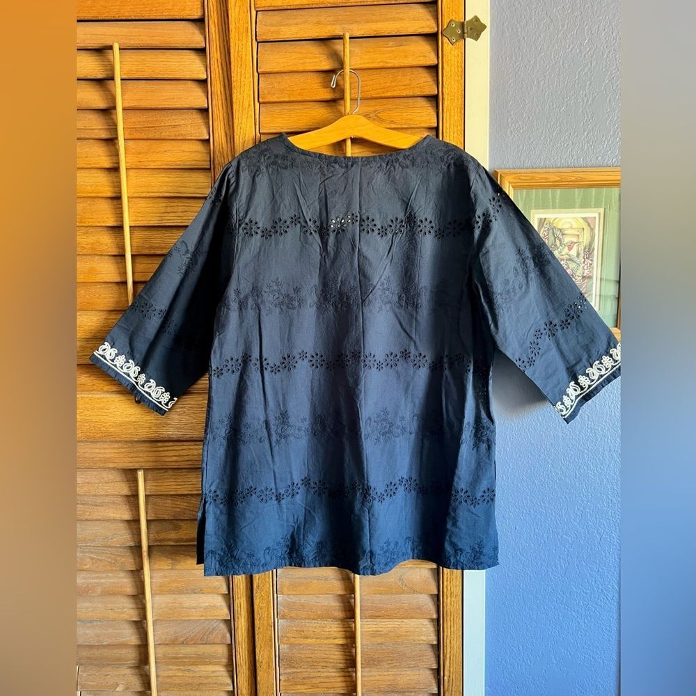 NWT Navy Blue Eyelit V-Neck Tunic w White Embroidered Trim XL - Picture 3 of 9